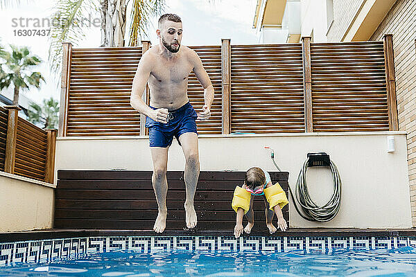 Kleines Mädchen springt mit Onkel ins Schwimmbad