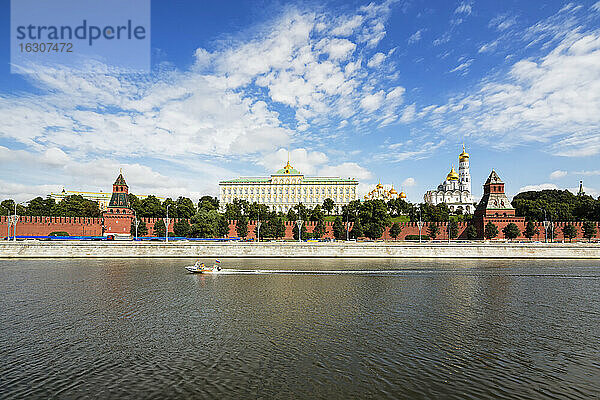 Russland  Moskau  Fluss Moskwa  Kremlmauer mit Türmen und Kathedralen