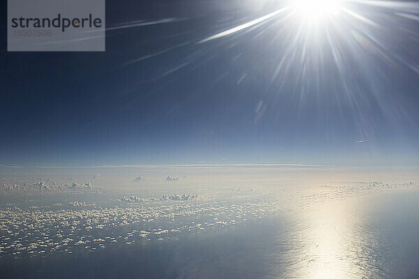 Wolkenlandschaft und Sonne über dem Mittelmeer