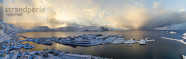 Luftaufnahme der Stadt bei Sonnenaufgang  Sorvaer  Insel Soroya  Norwegen