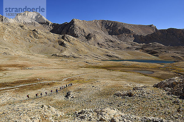 Türkei  Anti-Taurus-Gebirge  Aladaglar-Nationalpark  Yedigoeller-Hochebene  Gruppe von Wanderern in der Nähe des Hastakoca-Sees