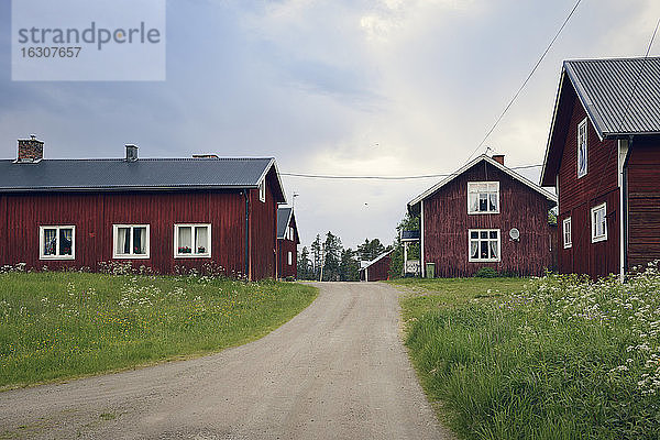 Schweden  Stroemsund  Siedlung mit typischen roten Holzhäusern