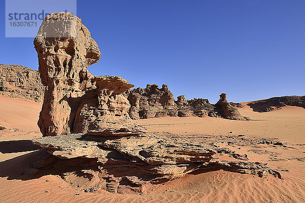 Algerien  Sahara  Tassili N'Ajjer National Park  Tassili Tadrart  Felsen und Dünen am Kessel