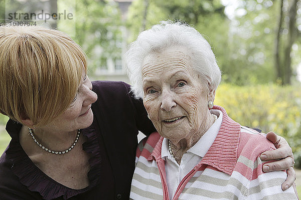 Deutschland  Nordrhein-Westfalen  Köln  Ältere Frau und reife Frau  lächelnd