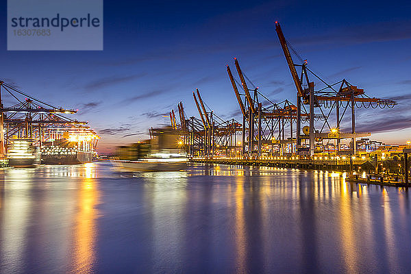 Deutschland  Hamburg  Hamburger Hafen  Containerterminal  Containerkräne und Containerschiffe am Abend