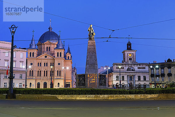 Polen  Lodz  Stromleitungen über dem Freiheitsplatz mit der Pfingstkirche des Heiligen Geistes  dem Kosciuszko-Denkmal und dem Rathaus im Hintergrund