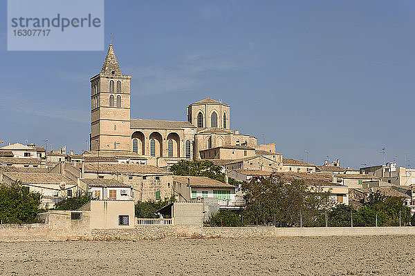 Spanien  Mallorca  Sineu  Blick auf die Kirche der Engelsdame von Sineu in der Nähe des Feldes