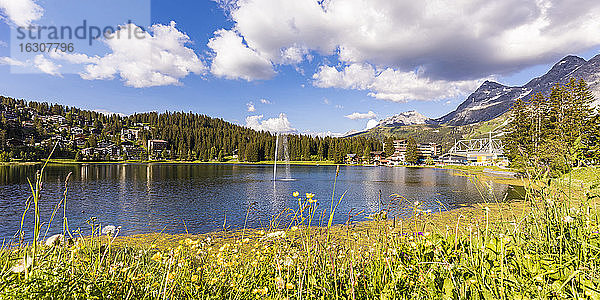 Schweiz  Kanton Graubünden  Arosa  Panorama des Ufers des Obersees im Sommer mit der Stadt im Hintergrund