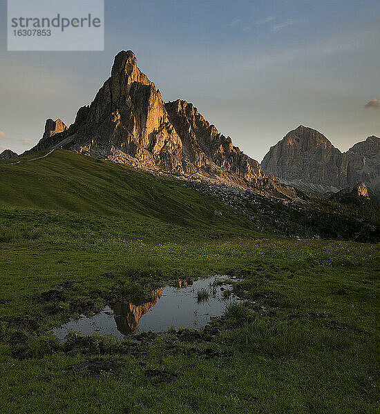 Italien  Venetien  Provinz Belluno  Giau-Pass  Monte Nuvolau bei Sonnenaufgang