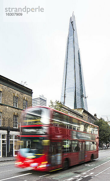 UK  London  Blick auf den Wolkenkratzer The Shard und Doppelstockbus davor