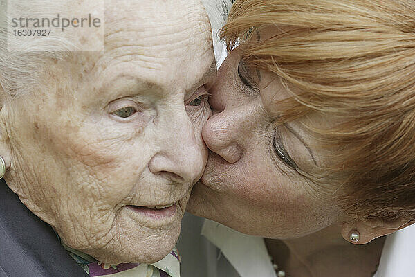Deutschland  Nordrhein-Westfalen  Köln  Reife Frau küsst ältere Frau  Nahaufnahme