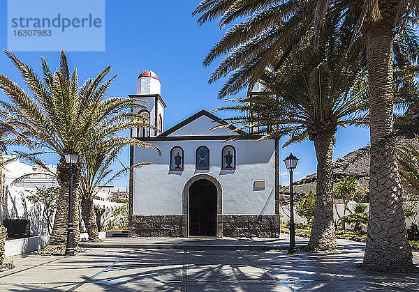 Spanien  Kanarische Inseln  Gran Canaria  Blick auf die Kirche Nuestra Seniora in Puerto de las Nieves