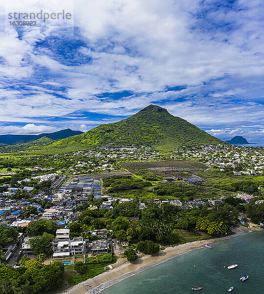 Mauritius  Black River  Tamarin  Blick aus dem Hubschrauber auf das Küstendorf mit dem Berg Tourelle du Tamarin im Hintergrund