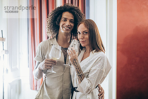 Ehepaar mit Weinglas während einer Party zu Hause