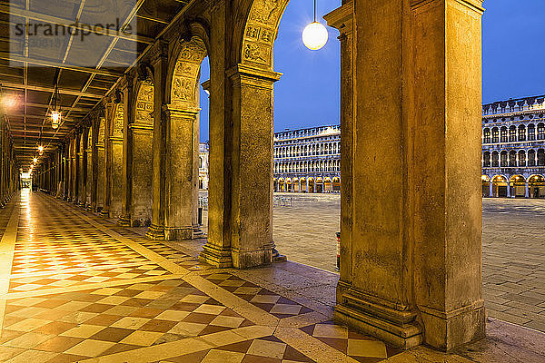 Italien  Venedig  Kolonnade am Markusplatz bei Nacht
