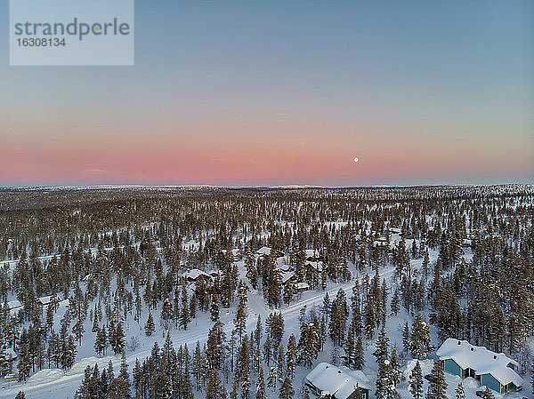 Finnland  Lappland  Saariselka  Luftaufnahme eines schneebedeckten Bergdorfs in der Abenddämmerung