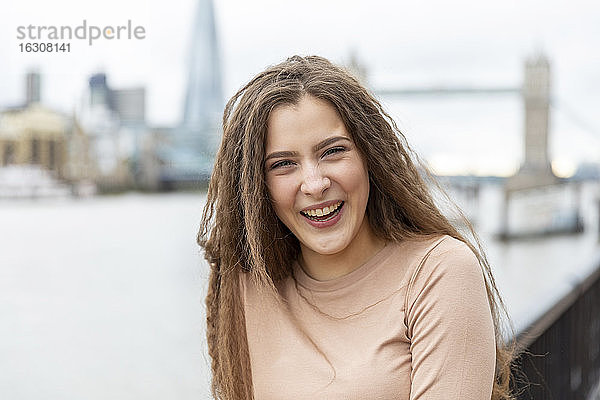 Schöne junge Frau  die lacht  während sie ihre Freizeit in der Stadt verbringt  London  UK