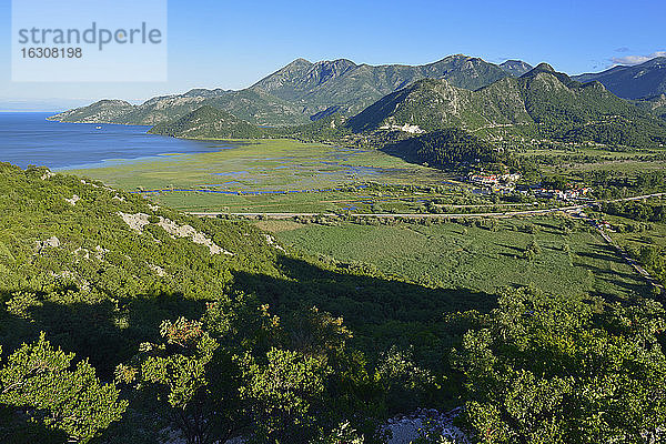 Montenegro  Crna Gora  Skutari  Blick über Virpazar und den Nationalpark Skadar See