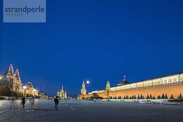 Russland  Moskau  Blick auf den Roten Platz bei Nacht