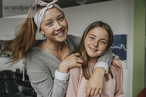 Nahaufnahme von lächelnden Freunden  die zu Hause stehen