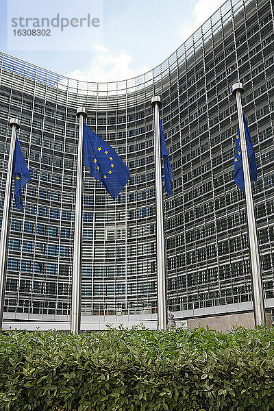 Belgien  Brüssel  Europäische Kommission  Europäische Flaggen am Berlaymont-Gebäude
