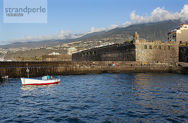 Spanien  Kanarische Inseln  Puerto de la Cruz  Boot schwimmt vor der Festung Bateria de Santa Barbara