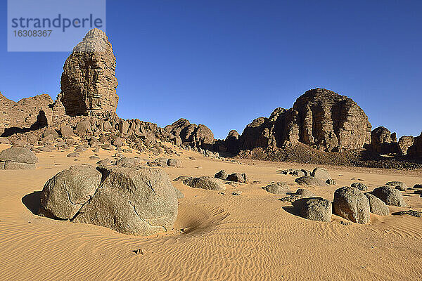 Afrika  Algerien  Sahara  Tassili N'Ajjer National Park  Sanddünen und Felsformationen bei Tikobaouine