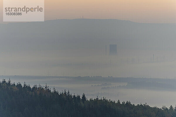 Deutschland  Rheinland-Pfalz  Vulkaneifel  Blick von der Teufelskanzel nach Kruft  Kernkraftwerk Mülheim-Kaerlich