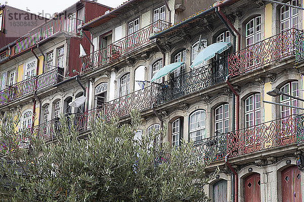 Portugal  Bezirk Porto  Porto  Balkone von bunten Stadthäusern