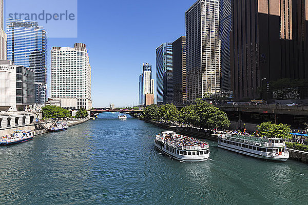 USA  Illinois  Chicago  Ausflugsschiffe auf dem Chicago River