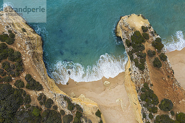 Portugal  Algarve  Lagoa  Drohnenansicht von Klippen und Strand am Praia da Malhada do Baraco