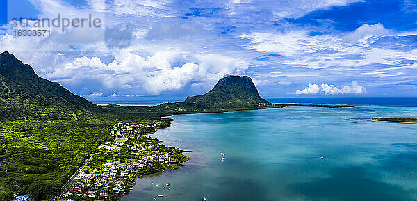 Mauritius  Black River  Tamarin  Blick aus dem Hubschrauber auf das Küstendorf mit dem Berg Le Morne Brabant im Hintergrund