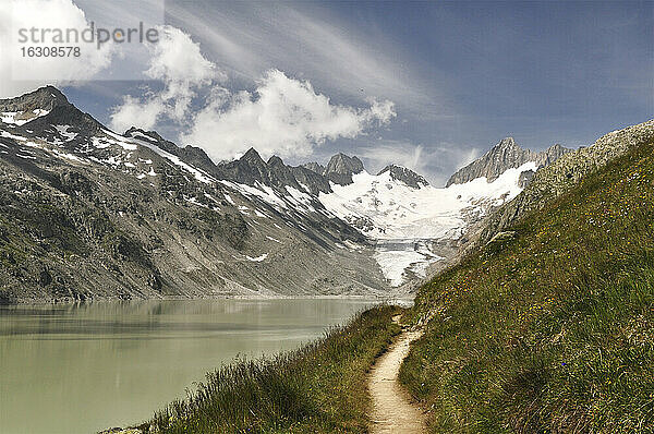 Schweiz  Kanton Bern  Berner Alpen  Oberer Aare-See und Oberer Aare-Gletscher  Weg