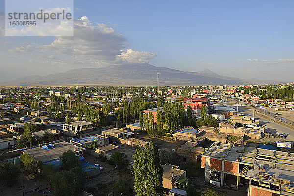 Türkei  Ostanatolien  Provinz Agri  Blick über Dogubayazit zum Berg Ararat