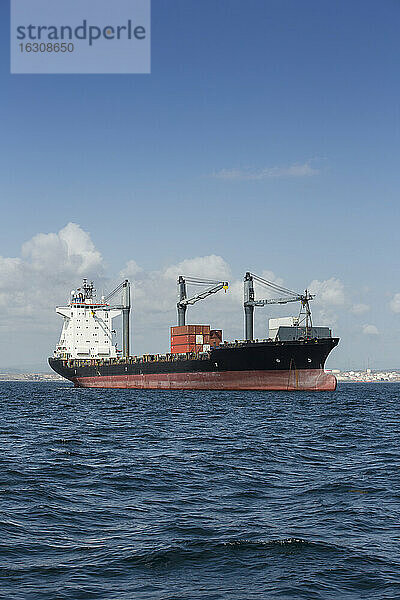 Spanien  Andalusien  Algeciras  Frachtschiff  Reede