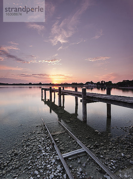 Deutschland  Ammersee im abendlichen Sonnenuntergang