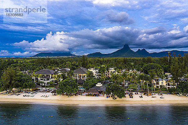 Mauritius  Black River  Flic-en-Flac  Helikopter-Panorama des Küstendorfs im Sommer