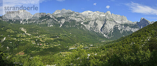 Albanien  Blick auf Theth  das Theth-Tal  den Nationalpark und die Gipfel Radohima und Arapi