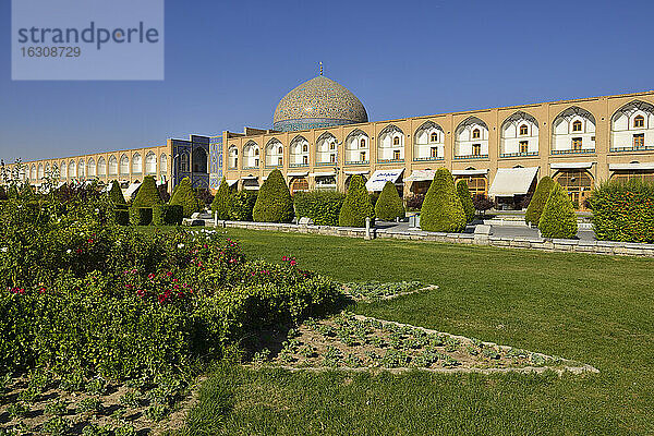 Iran  Isfahan  Meidan-e Emam  Platz mit Scheich Lotfallah Moschee Scheich