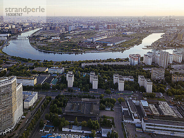 Russland  Oblast Moskau  Moskau  Luftaufnahme eines Wohngebiets bei Sonnenuntergang mit der Moskwa im Hintergrund