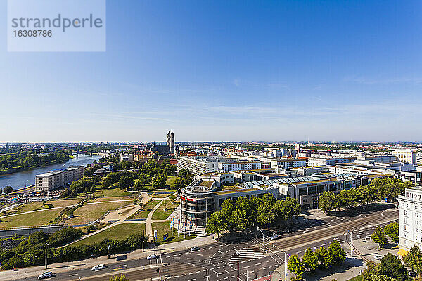 Deutschland  Sachsen-Anhalt  Magdeburg  Stadtbild mit Elbe  Dom und Einkaufszentrum