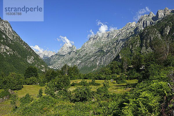 Albanien  Albanische Alpen  Berggipfel über dem Valbona-Tal  Valbona-Nationalpark