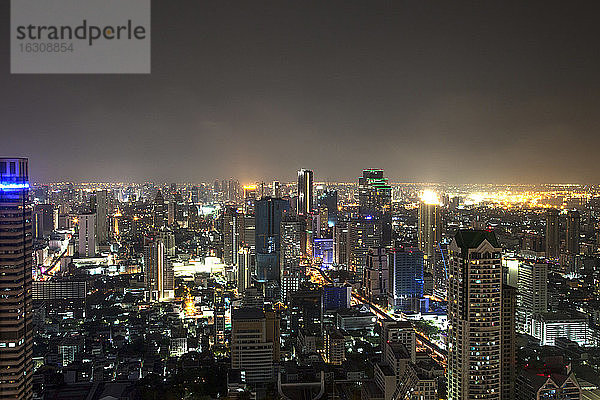 Thailand  Bangkok  Blick auf die Skyline bei Nacht