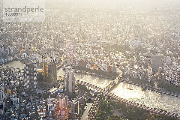 Japan  Tokio  Sonnenuntergang über Asakusa mit Sumida-Fluss