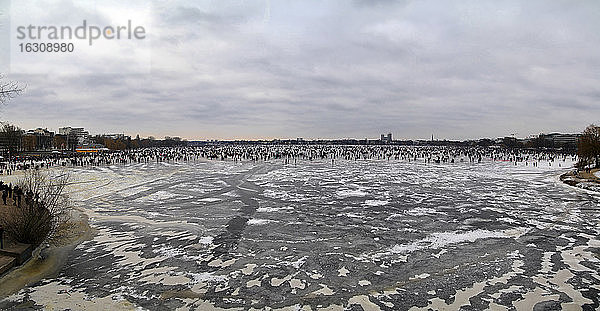 Deutschland  Hamburg  Panoramablick auf die Alster im Winter