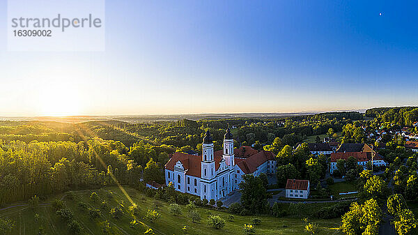 Kloster Irsee vor hellem Himmel bei Sonnenaufgang  Augsburg  Deutschland