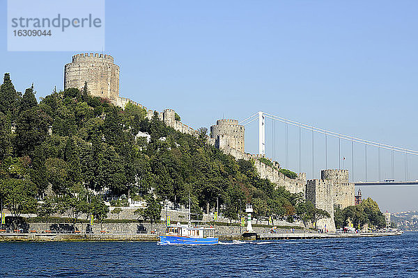 Türkei  Istanbul  Rumeli hisari mit Fatih-Sultan-Mehmet-Brücke