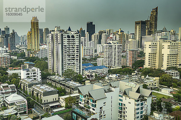 Thailand  Bangkok  Luftaufnahme einer Wohnanlage mit Wolkenkratzern in der Innenstadt im Hintergrund