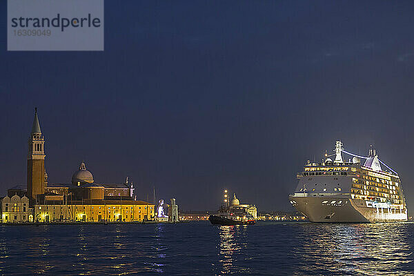 Italien  Venedig  Kreuzfahrtschiff bei San Giorgio Maggiore bei Nacht