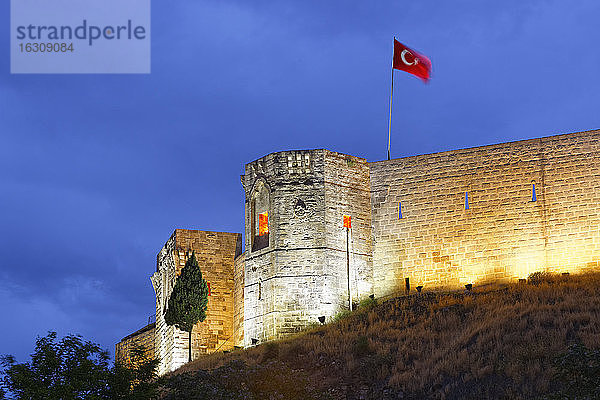 Türkei  Gaziantep  Zitadelle am Abend